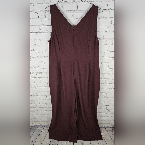 LEITH | v-neck wide leg jumpsuit with pockets - Picture 3 of 5